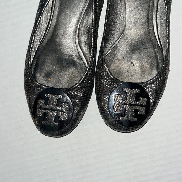 Tory Burch Reva Pewter Metallic Embossed Leather Logo Ballet Flats - Picture 4 of 6